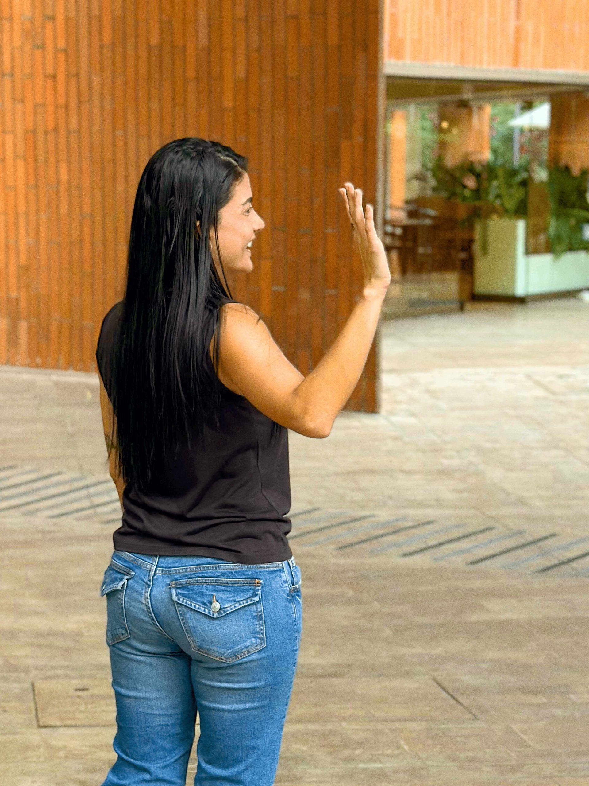 Foto de saludo a la distancia con la mano